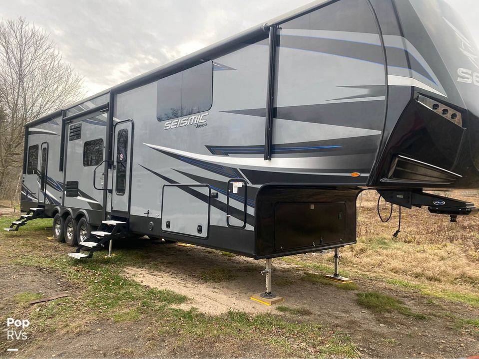 Sold Seismic 4250 Toy Hauler RV in Nichols, NY 239366 Pop Sells