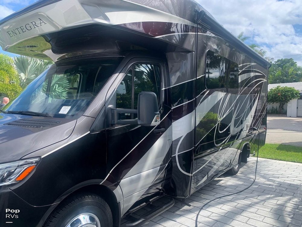 Inactive Qwest 24L RV in Fort Lauderdale, FL 311295 Pop Sells