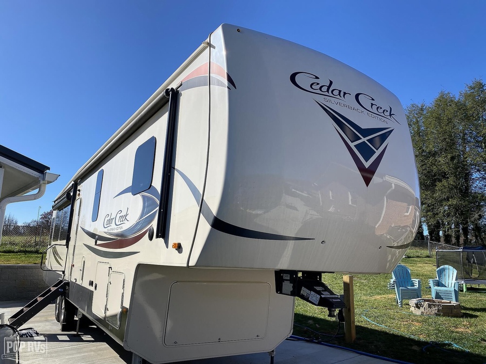 Inactive Cedar Creek Silverback 37MBH RV in Johnson City, TN 312512