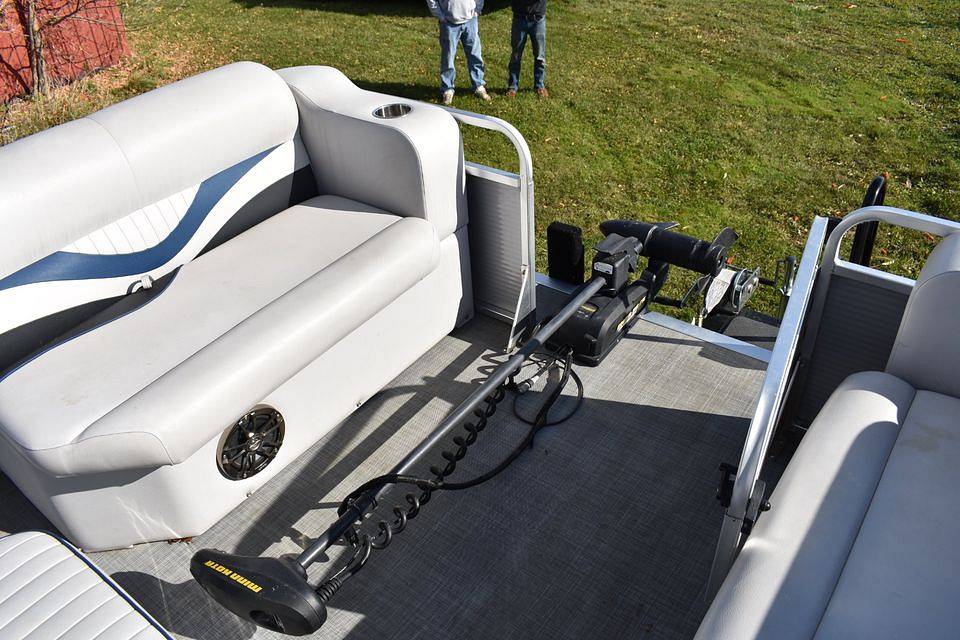 2017 Angler Qwest 818 Pro Fish Pontoon Boat for Sale in Saginaw, MI