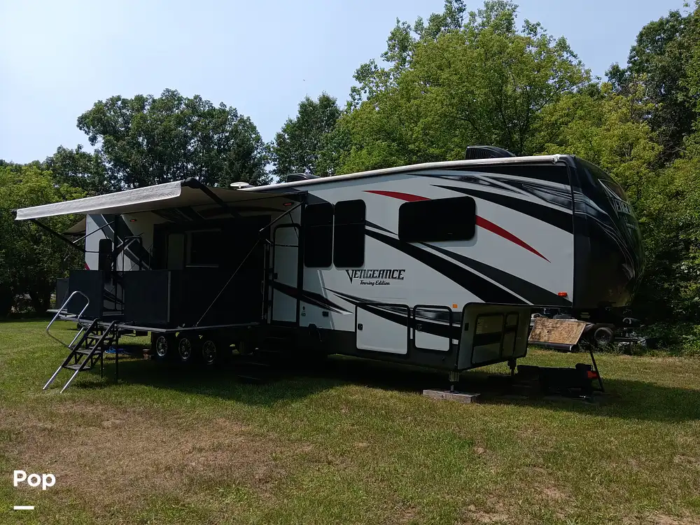 Vengeance Touring Edition 40D12 RV for sale in Davison, MI for 59,000