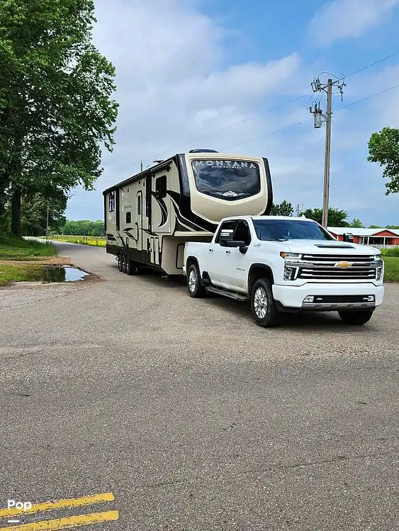 Inactive Montana High Country 381TH RV in Valliant, OK 353927 Pop