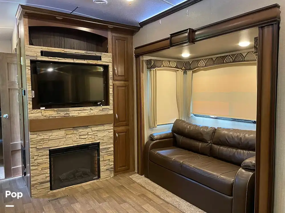 2018 Montana 3820FK