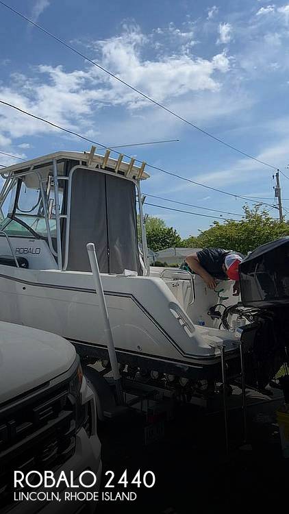 1999 Robalo 2440